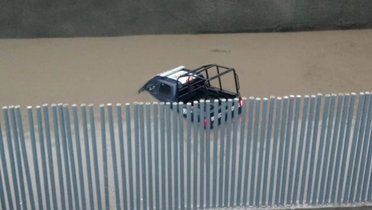 La patrulla llegó a estar cubierta por la inundación que hubo en el Circuito Exterior Mexiquense.