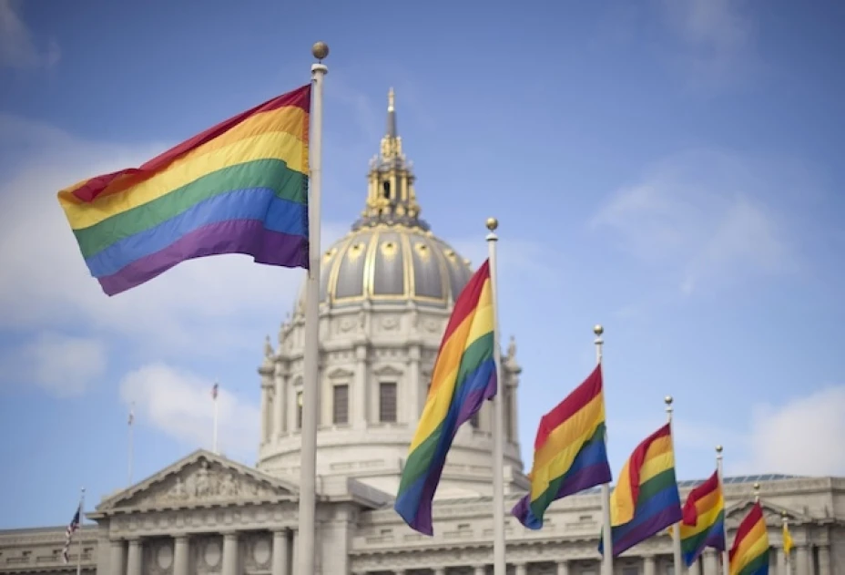 La Suprema Corte de Justicia de Estados Unidos declaró este miércoles inconstitucional la Ley de Defensa del Matrimonio (DOMA) que prohíbe a los matrimonios del mismo sexo gozar de los mismos beneficios federales que las parejas heterosexuales