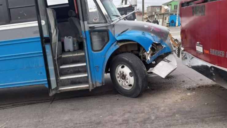 Chocan dos unidades de transporte en Urbi Villas 2