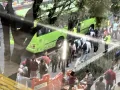Largas filas marcan la jornada de los usuarios del Metro en la estación Xola