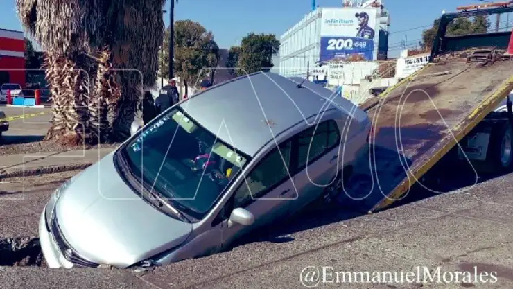 Auto cae dentro de socavón en Leon