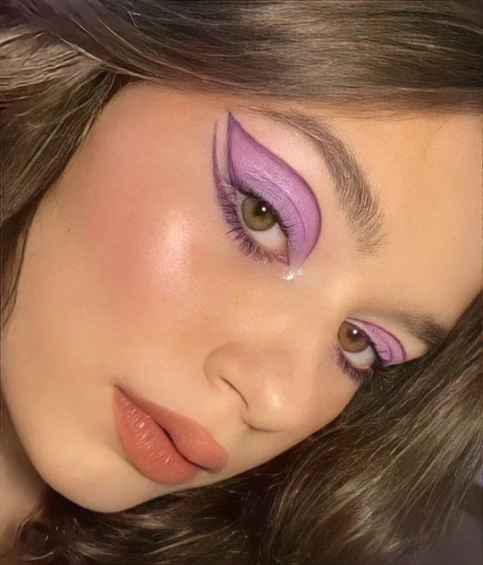 Las sombras lila con delineados gráficos llaman la atención a la mirada