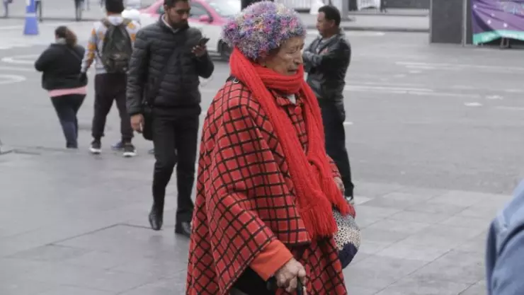 Mujer de la tercera edad caminando en la CDMX