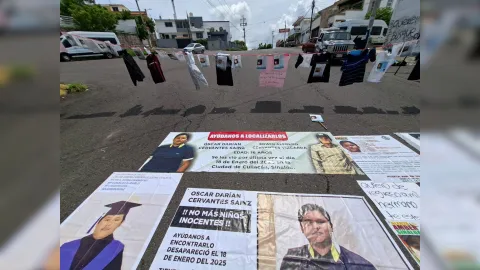 Cuelgan ropa de desaparecidos en Culiacán