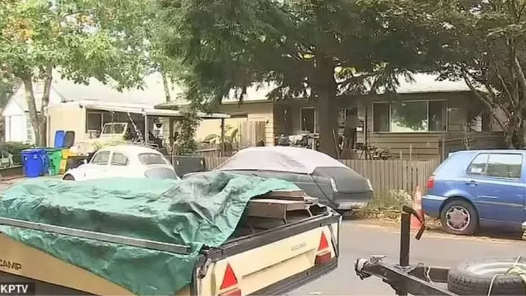 Niña encadenada y torturada