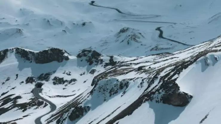 Una mujer muere en una montaña tras ser abandonada.png