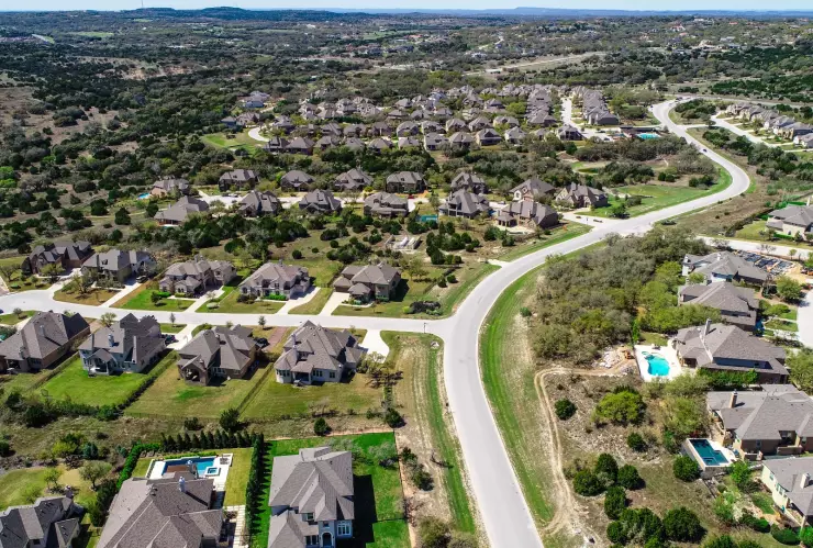 una vista panorámica de los suburbios en Dripping Springs, Texas. 