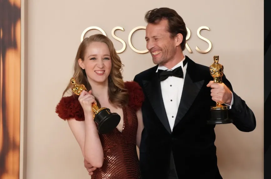 Victoria Warmerdam y Trent recibieron el Oscar a Mejor Corto en Acción Real, por ‘I’m Not a Robot’. | Foto: Jeff Kravitz/FilmMagic.