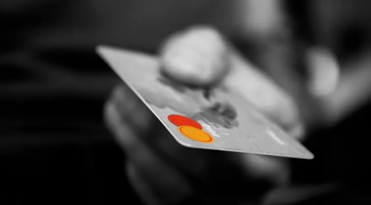 /estilo-de-vida/3-consejos-cuidar-tarjeta-de-credito-compras-internet