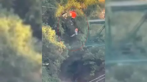 Tirolesa se rompe y niño cae 12 metros en Parque Fundidora