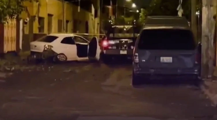 Choque ZMG: Patrulla policía accidente auto familiar persecución robo autopartes HOY