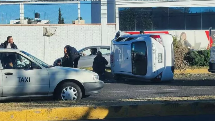 Tráfico en Aguascalientes hoy: Reportan volcadura en avenida Aguascalientes sur este 18 de enero