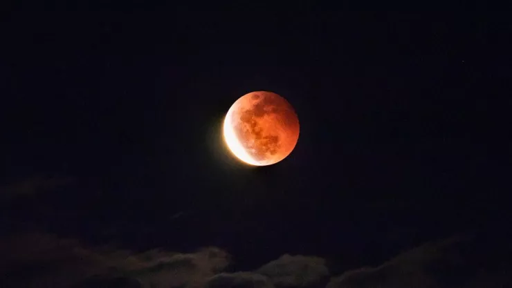 Eclipse lunar de marzo 2025: la luna adquiere su característico tono rojizo denominado “Luna de Sangre”.