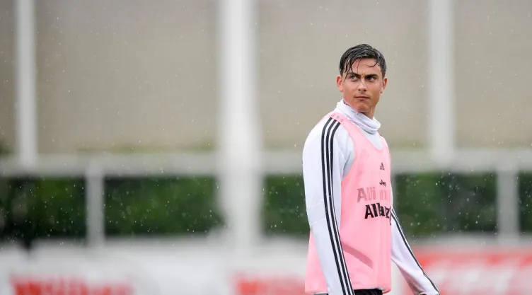 Dybala guiña con jugar al lado de Lionel Messi