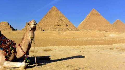 detienen-a-tres-turistas-por-tomarse-fotos-desnudos-en-las-piramides-egipto