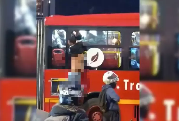 Pasajeros DESNUDAN ladrón que los acababa de asaltar, VIDEO