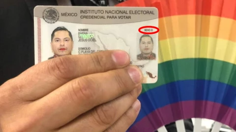 Jesús Ociel Baena Saucedo, magistrade electoral, se convirtió en la primera persona del estado de Aguascalientes en recibir una credencial de elector con identidad no binario.