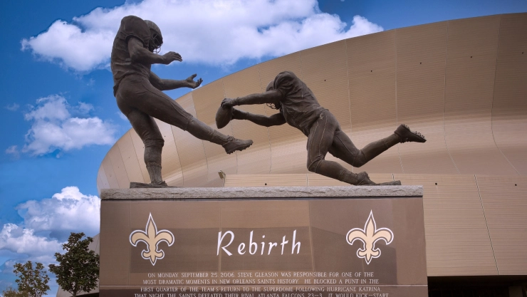 Estatua de dos jugadores de NFL en las inmediaciones del estadio Caesars Superdome de Nueva Orleans