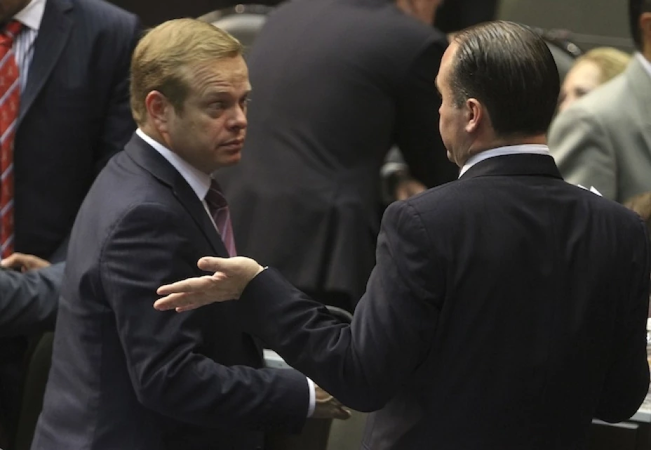 Arturo Escobar y Vega (izq.) coordinador del PVEM en la Cámara de Diputados