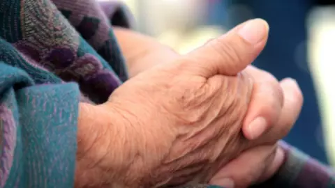 Alertan por fraude _Tallado de Tarjetas_ que pone en peligro a los adultos mayores