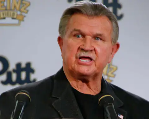 Mike Ditka, exentrenador de los Bears de Chicago.
