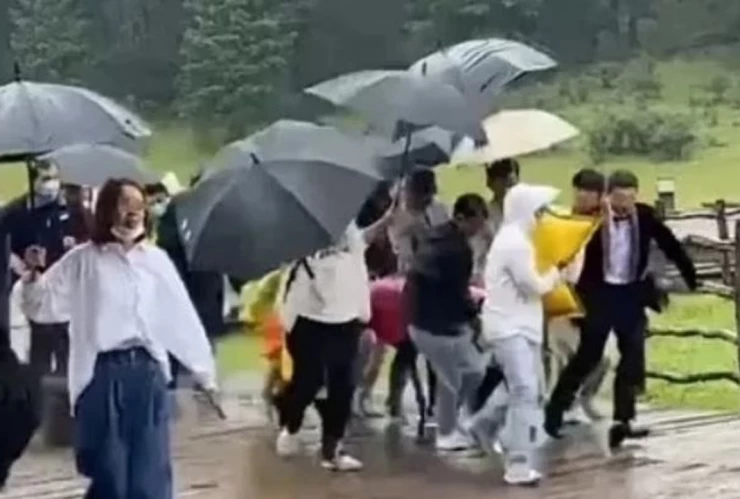 Novio es alcanzado por rayo en sesión de fotos.jpg