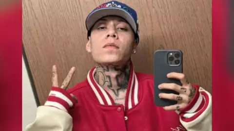 Santa Fe Klan regala billetes de 500 pesos a sus vecinos