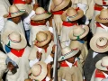 marcha AMLO sombreros