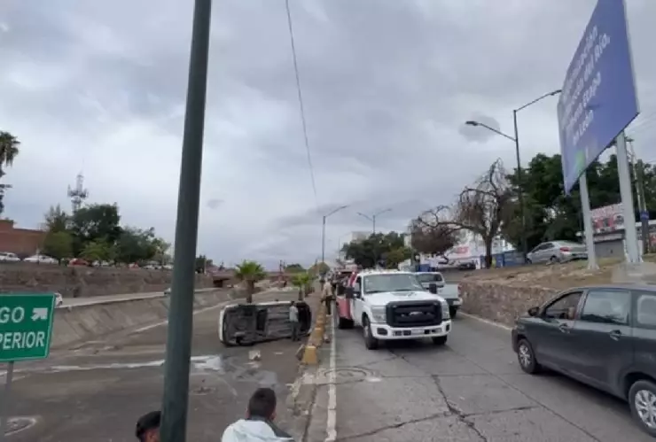 Camioneta vuelca sobre Malecón del Río, en León; se registra carga vehicular en la zona