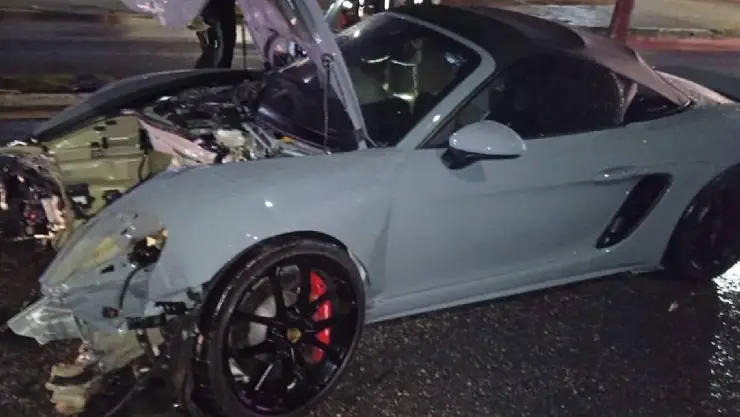 Auto de lujo choca en la Zona Hotelera de Cancún con palmera y conductor se da a la fuga.jpg