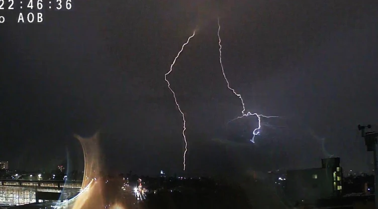 El rayo que sacudió a la CDMX: fenómeno iluminó el cielo y fue detectado hasta Milpa Alta