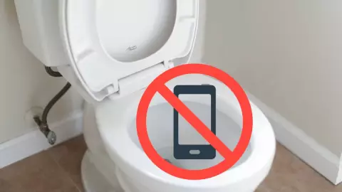 ¡Cuidado! Por esta razón NO DEBES usar el celular en el baño