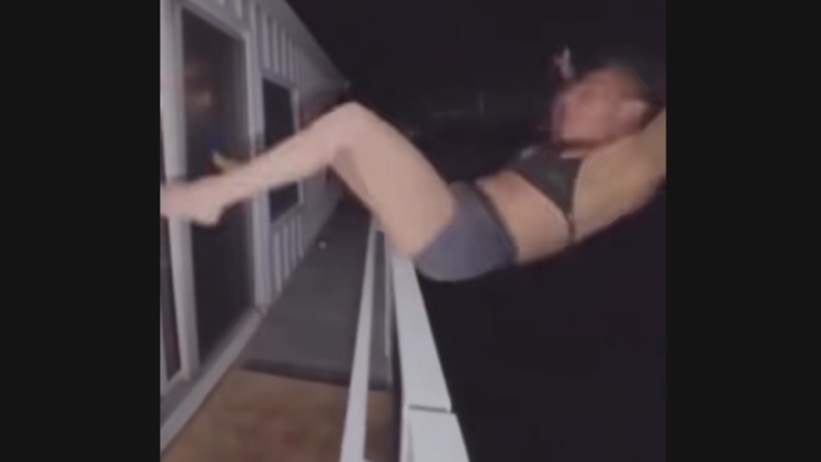 Mujer es arrastrada por un tiburón mientras dormía.png