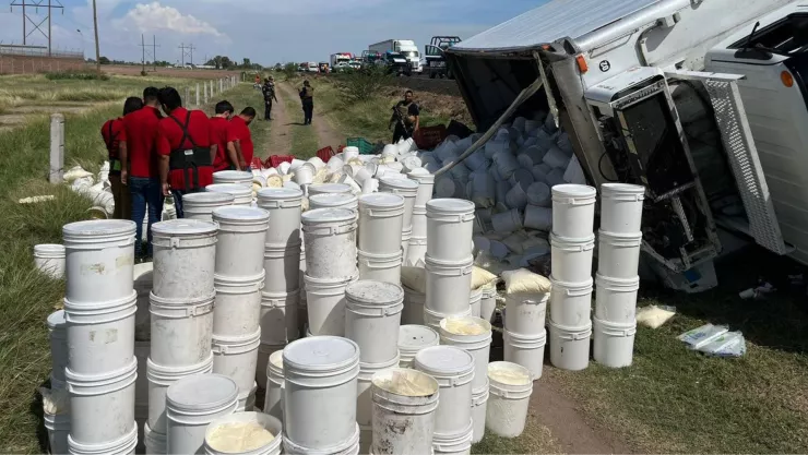 Vuelca camión con quesos en Guasave