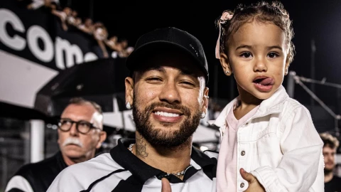 VIDEO La hija de Neymar Jr. recibe un pelotazo durante el Santos vs Corinthians y el brasileño reacciona de inmediato.png