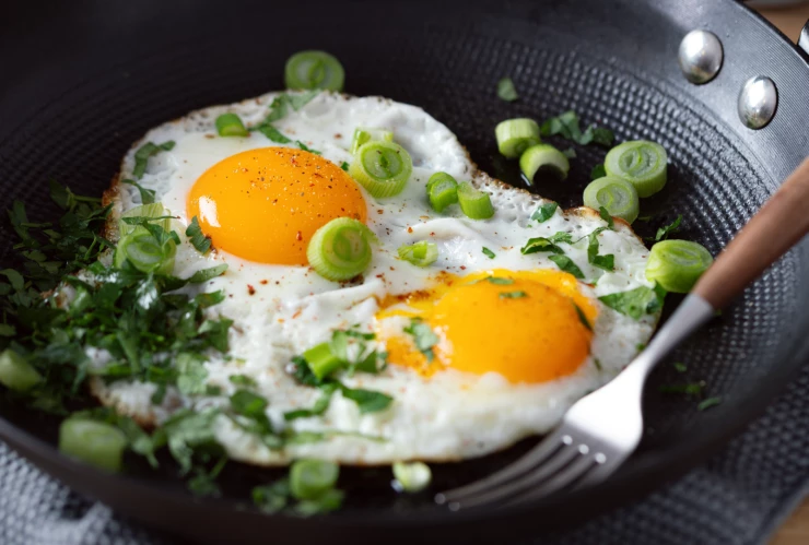 Alerta sanitaria por salmonela 6 marcas de huevo contaminadas ponen en riesgo la salud en Canadá (1).png