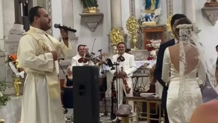 Sacerdote dedica canción a novios.-