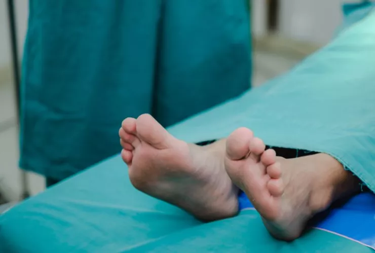 Hombre muere en la morgue