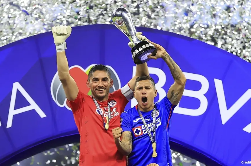 19 Jesús Corona campeón liga mx cruz azul 2021.jpg