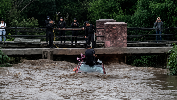 Pareja poblana en el río Tenexac en Tlaxcala: Rescate