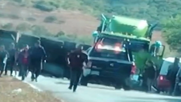 Accidente carretera 190 Oaxaca Tráiler peregrinos Puebla aparatosa volcadura HOY 30 de noviembre