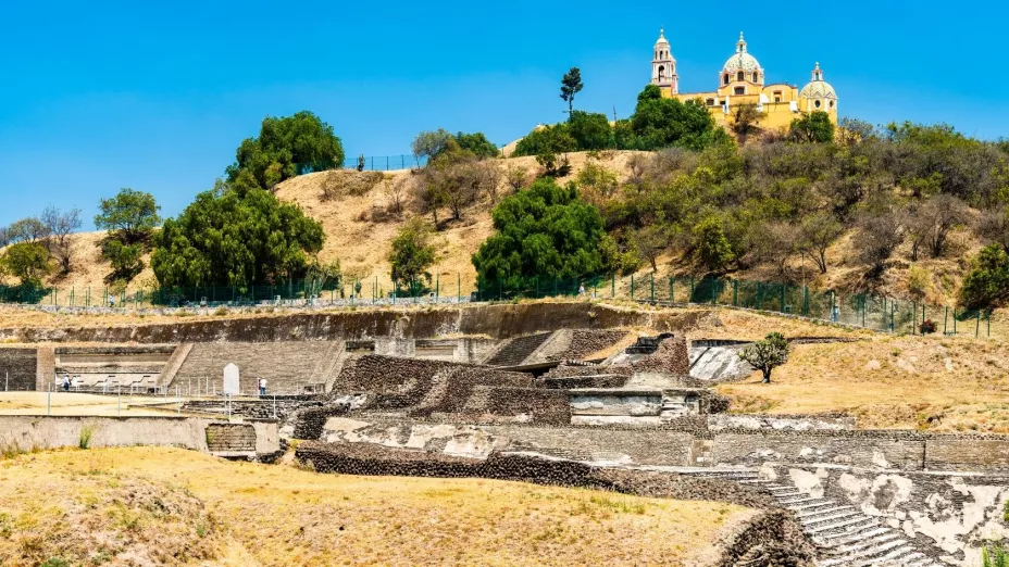 También es una buena opción visitar el Santuario de la Virgen de los Remedios, ubicado en la cima de la Gran Pirámide de Puebla.