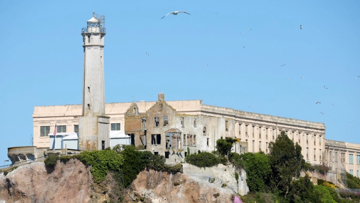 Vista panorámica de la isla de Alcatraz en la bahía de San Francisco, antigua prisión federal. Se discute su posible reapertura como centro de detención bajo propuesta de Donald Trump y Tom Homan.