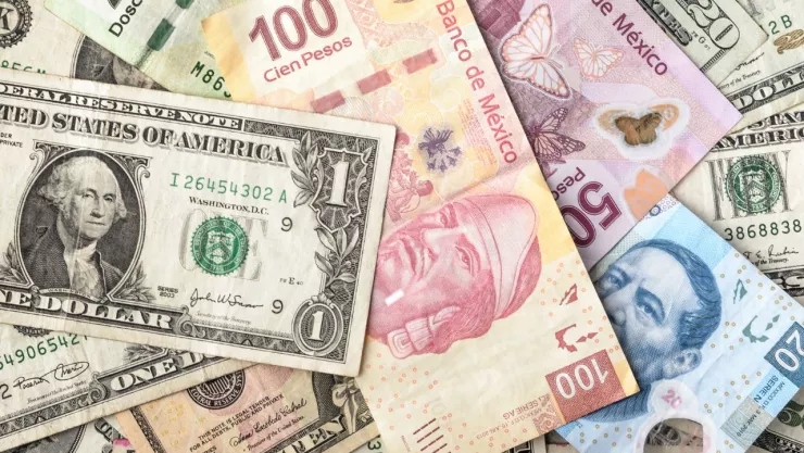 Peso mexicano cierra con mejor nivel ante el dolar desde el 2020