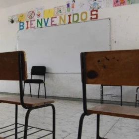 Salón de clases en México vacio y con sillas
