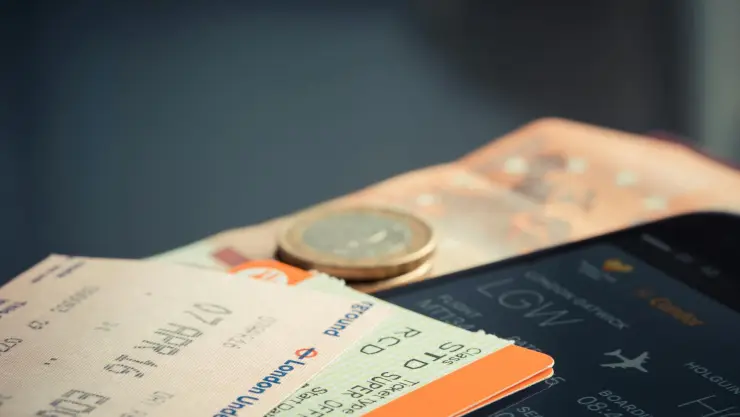 ¿Cuánto dinero puedo llevar en efectivo en un avión?