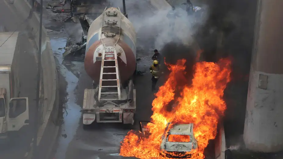 Un carro en llamas por la explosión de una pipa de gas en Iztapalapa.