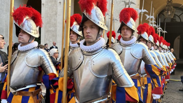 ¿Quiénes son los guardias suizos que protegen al Vaticano?