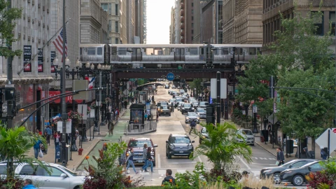 Autos circulando por las calles de Chicago, Illinois
