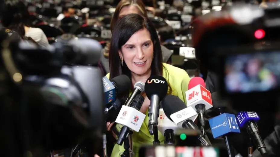 Kenia Lóopez.jpg